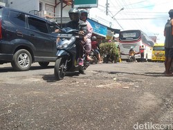 Wagub Jabar Janji Segera Perbaiki Jalan Rusak di Majalengka