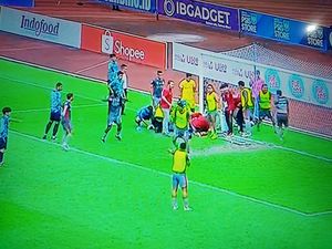 Pertolongan Cepat Pemain Madura United Saat Rian Kolaps di Lapangan