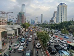 Lalin Gatsu Arah Cawang Macet Sore Ini, Mobil-Motor Terobos Busway