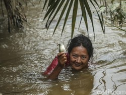 Saktinya Suku Anak Dalam, Bisa Tangkap Ikan dengan Tangan Kosong