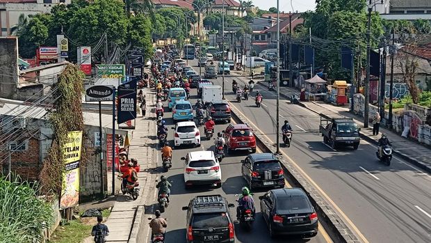Macet di Ciputat arah Jakarta pada Selasa (7/3/2023)-(Adrial/detikcom)