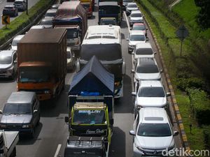 Macet Tol JORR Bikin Pengendara Nyalip dari Bahu Jalan