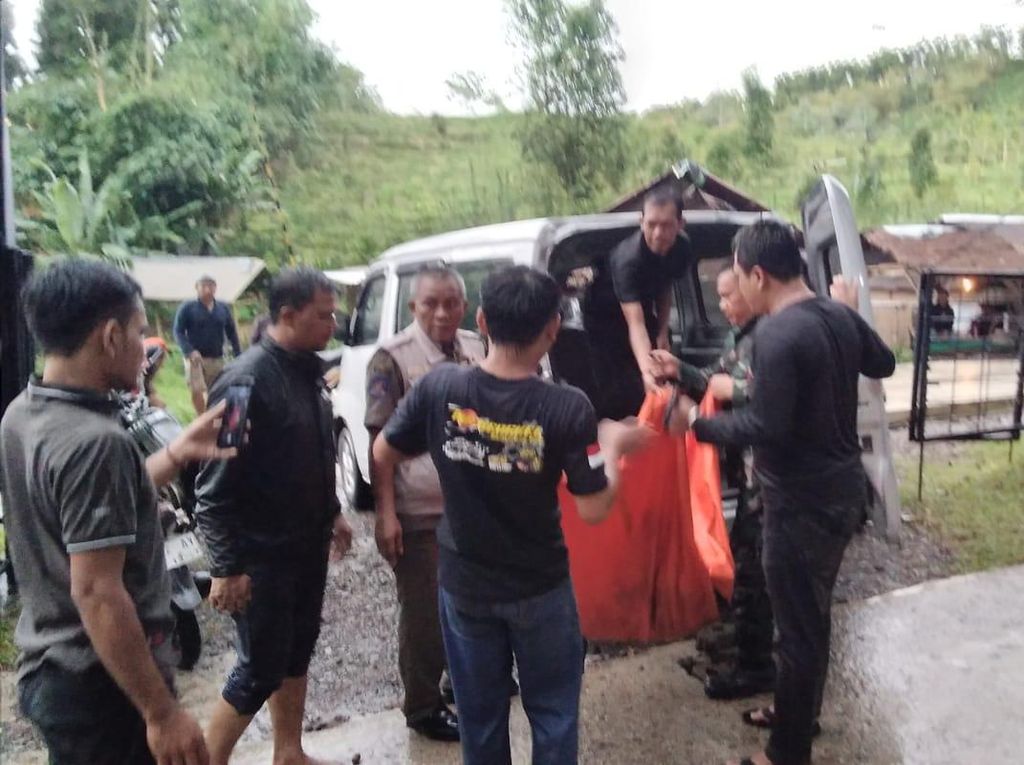 Mayat Wanita Tinggal Tengkorak Ditemukan di Hutan Gunung Salak Bogor Mayat Wanita Tinggal Tengkorak Ditemukan di Hutan Gunung Salak Bogor