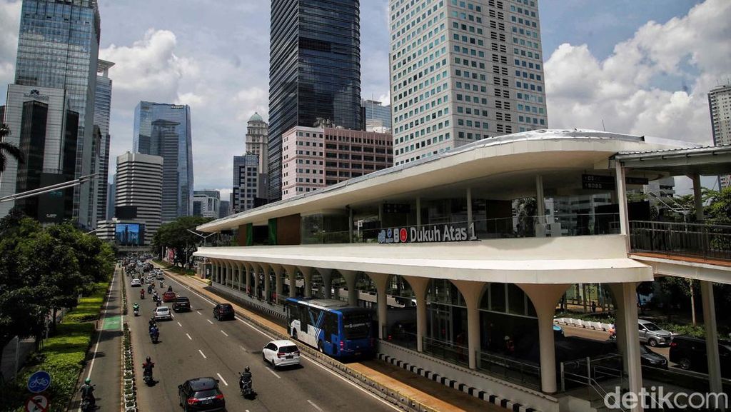 Melihat Suasana di Halte Dukuh Atas 1 yang Beroperasi Kembali Melihat Suasana di Halte Dukuh Atas 1 yang Beroperasi Kembali