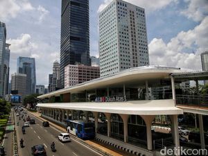 Melihat Suasana di Halte Dukuh Atas 1 yang Beroperasi Kembali Melihat Suasana di Halte Dukuh Atas 1 yang Beroperasi Kembali
