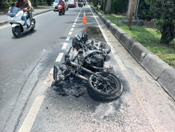 Motor Terbakar Tiba-tiba Saat Melaju di Jakbar, Pengemudi Melompat