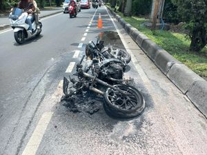 Motor Terbakar Tiba-tiba Saat Melaju di Jakbar, Pengemudi Melompat Motor Terbakar Tiba-tiba Saat Melaju di Jakbar, Pengemudi Melompat
