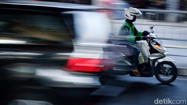 Ogah Memutar Jauh, Pemotor Lawan Arah di Blok A