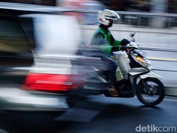 Ogah Memutar Jauh, Pemotor Lawan Arah di Blok A