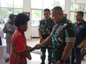 Orang Tua Praka Lukas Korban KKB di Yahukimo Terima Santunan Rp 454 Juta Orang Tua Praka Lukas Korban KKB di Yahukimo Terima Santunan Rp 454 Juta