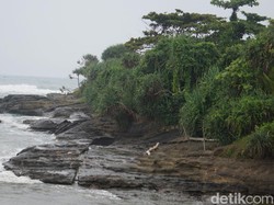 Keindahan di Balik Ganasnya Ombak Pantai Taman Manalusu Garut