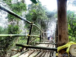 Miris! Jembatan Penghubung 2 Kecamatan di Karawang Rusak