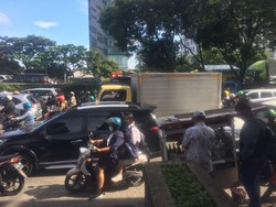 Cerita Pedagang di Pinggir Jl TB Simatupang Raih Cuan di Tengah Kemacetan