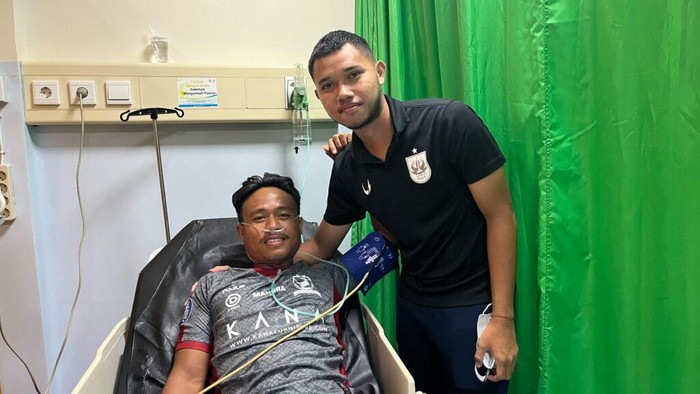 Pemain PSIS Farrel Arya menjenguk pemain Madura United Ricki Ariansyah di RS Elisabeth Semarang, Selasa (7/3/2023).
