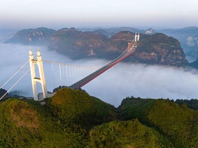 Pemandangan Jembatan Gantung di China Ini Serasa Lagi di Atas Awan