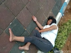 Wanita Muda Pamekasan Terkapar di Trotoar Diduga Habis Pesta Miras