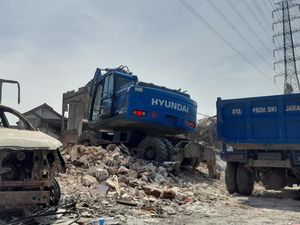 Petugas Masih Singkirkan Puing dari Rumah Korban Kebakaran Depo Plumpang Petugas Masih Singkirkan Puing dari Rumah Korban Kebakaran Depo Plumpang