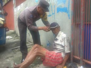 Sakit Stroke, Pria Tunawisma Ditemukan Tergeletak di Pinggir Jalan Jakbar