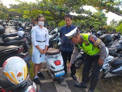 Pelajar Kena Tilang Polisi Berkendara Motor Pakai Pelat Nama Kayak Bule