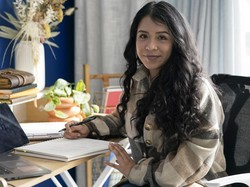 Kisah Wanita Berprofesi Unik: Laris Manis Jual Jasa Vermak Tanda Tangan