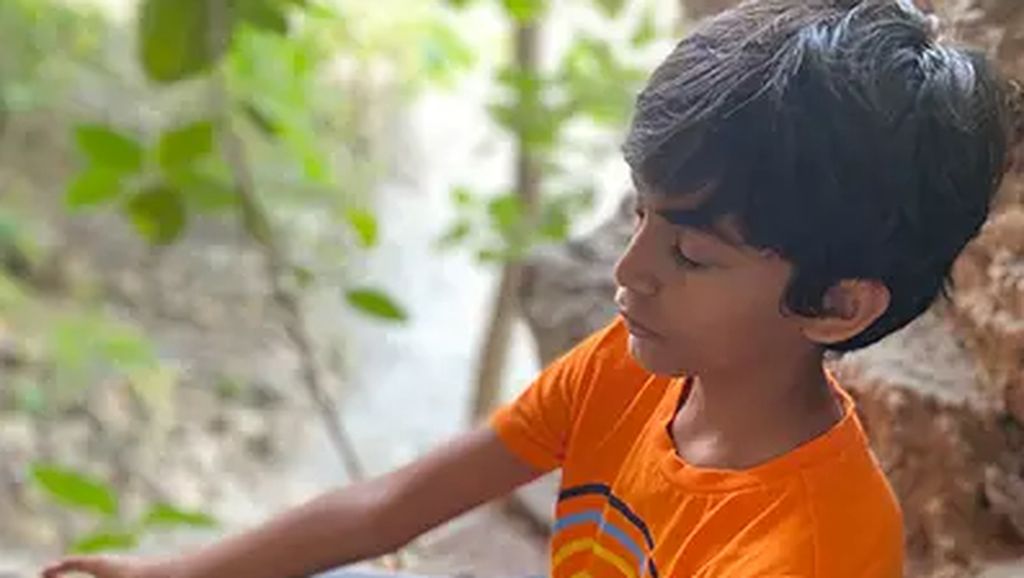 6 Potret Bocah 9 Tahun yang Jadi Instruktur Yoga Termuda di India