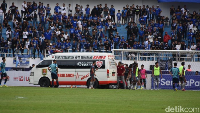 Insiden pemain Madura United tak sadarkan diri terjadi jelang laga akhir antara PSIS lawan Madura United di Stadion Jatidiri Semarang.