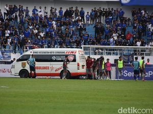Fakta Sejauh Ini Rian Madura United Pingsan Usai Benturan dengan Pemain PSIS Fakta Sejauh Ini Rian Madura United Pingsan Usai Benturan dengan Pemain PSIS