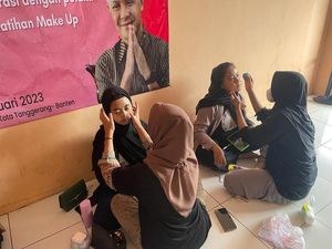 Milenial Pendukung Ganjar Gelar Pelatihan Tata Rias Wajah di Banten Milenial Pendukung Ganjar Gelar Pelatihan Tata Rias Wajah di Banten