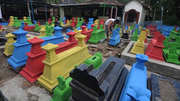 Kuburan di Klaten Dicat bak Pelangi
