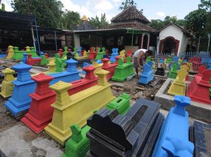 Kuburan di Klaten Dicat bak Pelangi Kuburan di Klaten Dicat bak Pelangi