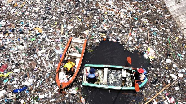Tumpukkan Sampah di Pintu Air Demangan Lama Solo Dibersihkan