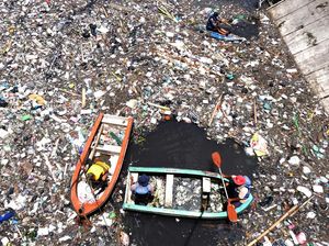 Tumpukkan Sampah di Pintu Air Demangan Lama Solo Dibersihkan