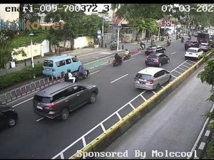 Jalan Kramat Raya Jakpus Macet, Angkot Terobos Jalur Sepeda