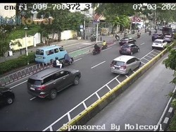 Jalan Kramat Raya Jakpus Macet, Angkot Terobos Jalur Sepeda