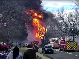 Truk Tangki BBM Tabrakan dan Meledak, Api Menjulang di Langit AS