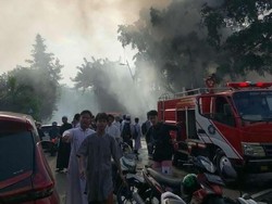 Siswa Berhamburan Saat Kebakaran Besar di Samping SMAN 112 Jakarta