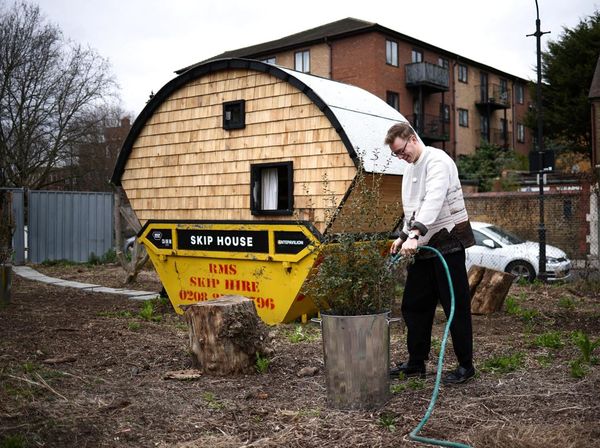 Tong Sampah Disulap Jadi Rumah Mungil, Begini Jeroannya