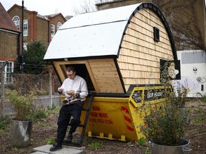 Seniman Inggris Pindah ke Tempat Sampah Soroti Krisis Biaya Hidup