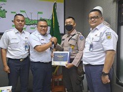 Kejujuran Satpam KRL Kembalikan Amplop Uang Penumpang Berbuah Reward