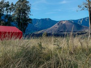 Ada Shelter Emergency, Pendaki Bisa Tenang Naik Gunung