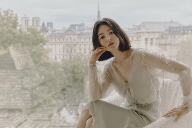 Song Hye Kyo merawat rambutnya dengan menggunakan suhu rendah ketika mengeringkan rambut / Foto: instagram.com/kyo1122 Song Hye Kyo merawat rambutnya dengan menggunakan suhu rendah ketika mengeringkan rambut / Foto: instagram.com/kyo1122