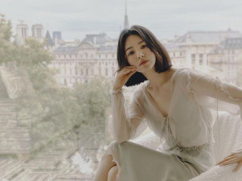 Song Hye Kyo merawat rambutnya dengan menggunakan suhu rendah ketika mengeringkan rambut / Foto: instagram.com/kyo1122