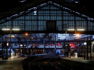 Stasiun hingga Sekolah di Prancis Tutup Buntut Demo Tolak Aturan Pensiun