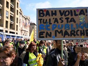 Jutaan Warga Prancis Turun ke Jalan, Kilang Minyak Diblokir-Listrik Padam