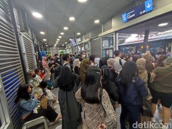Penumpang Menumpuk di Halte Monas Imbas Halte Harmoni Direvitalisasi