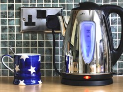 4 Tips Membersihkan Teko Listrik Agar Tak Berkerak, Pakai Bahan Dapur Ini!