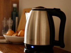 Aksi Menjijikan Tamu Hotel Pakai Teko Listrik