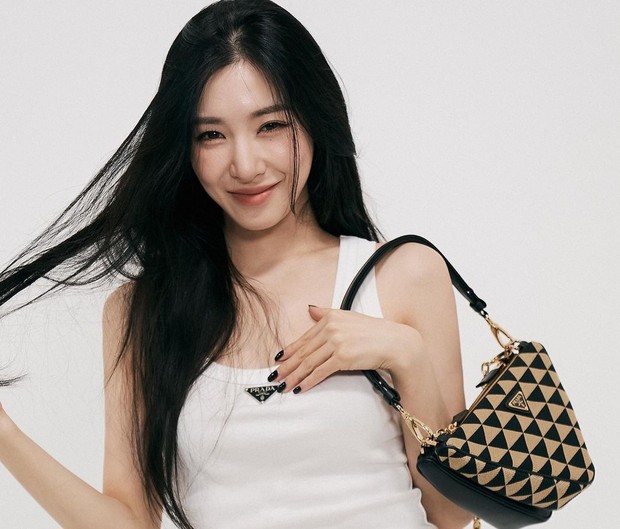 Tiffany merawat rambutnya dengan menggunakan krim rambut pelindung panas / Foto: instagram.com/tiffanyyoungofficial Tiffany merawat rambutnya dengan menggunakan krim rambut pelindung panas / Foto: instagram.com/tiffanyyoungofficial