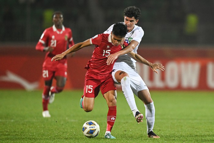 Pesepak bola Timnas U-20 Indonesia menyanyikan lagu Indonesia Raya sebelum bertanding dalam laga terakhir Grup A Piala Asia U-20 menghadapi Timnas U-20 Uzbekistan di Stadion Istiqlol, Fergana, Uzbekistan, Selasa (7/3/20230). ANTARA FOTO/Sigid Kurniawan/tom.