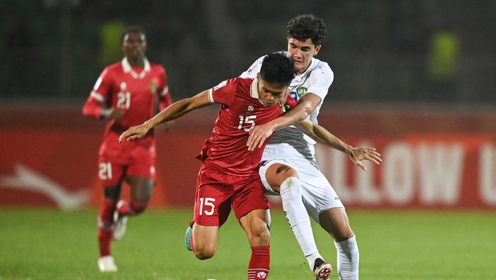 Pesepak bola Timnas U-20 Indonesia menyanyikan lagu Indonesia Raya sebelum bertanding dalam laga terakhir Grup A Piala Asia U-20 menghadapi Timnas U-20 Uzbekistan di Stadion Istiqlol, Fergana, Uzbekistan, Selasa (7/3/20230). ANTARA FOTO/Sigid Kurniawan/tom.